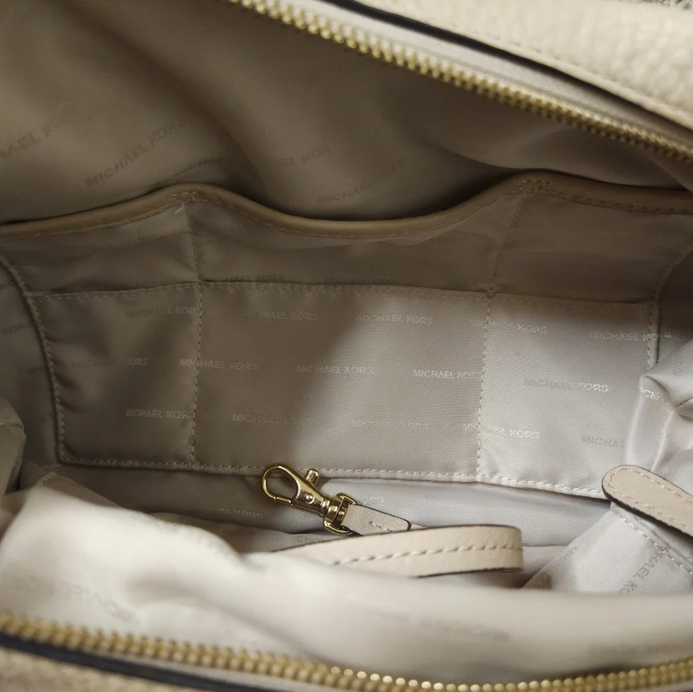 HP!! MICHAEL KORS CREAM TASSEL LARGE LYDIA HOBO BAG